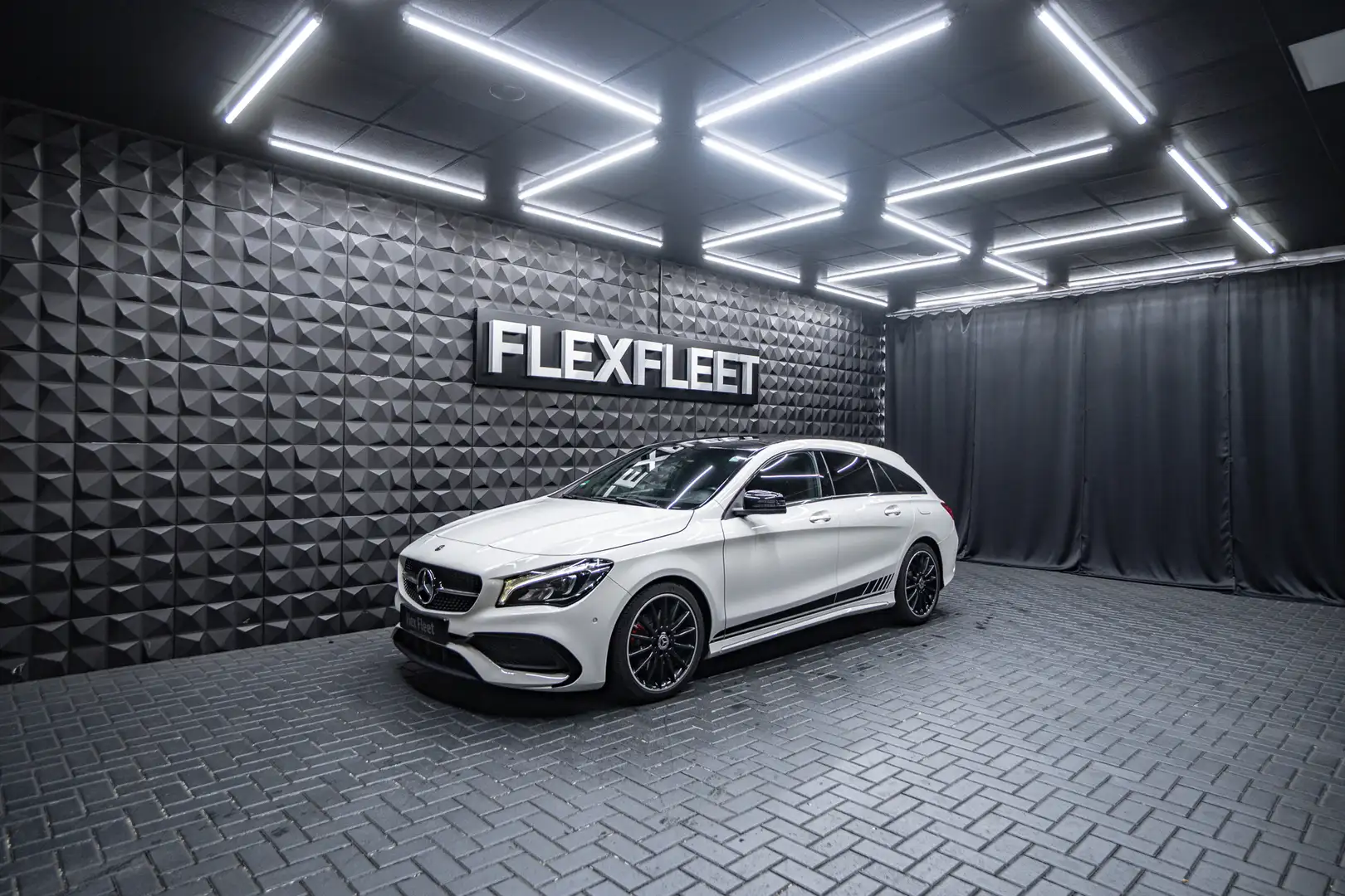 Mercedes-Benz CLA 220 d Shooting Brake AMG Pano LED Weiß - 1