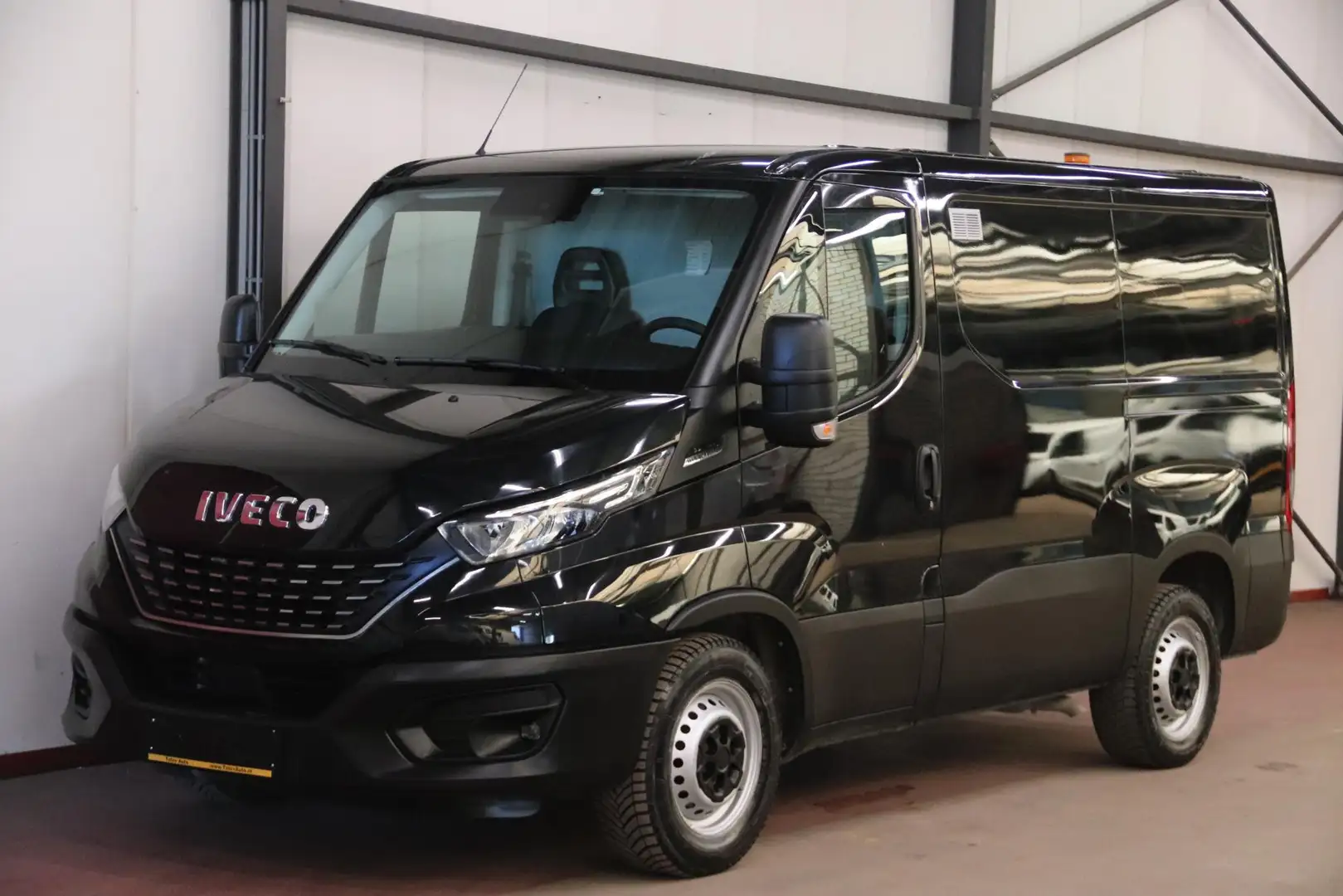 Iveco Daily 35C16 2.3 160PK L1H1 AUTOMAAT Schwarz - 1