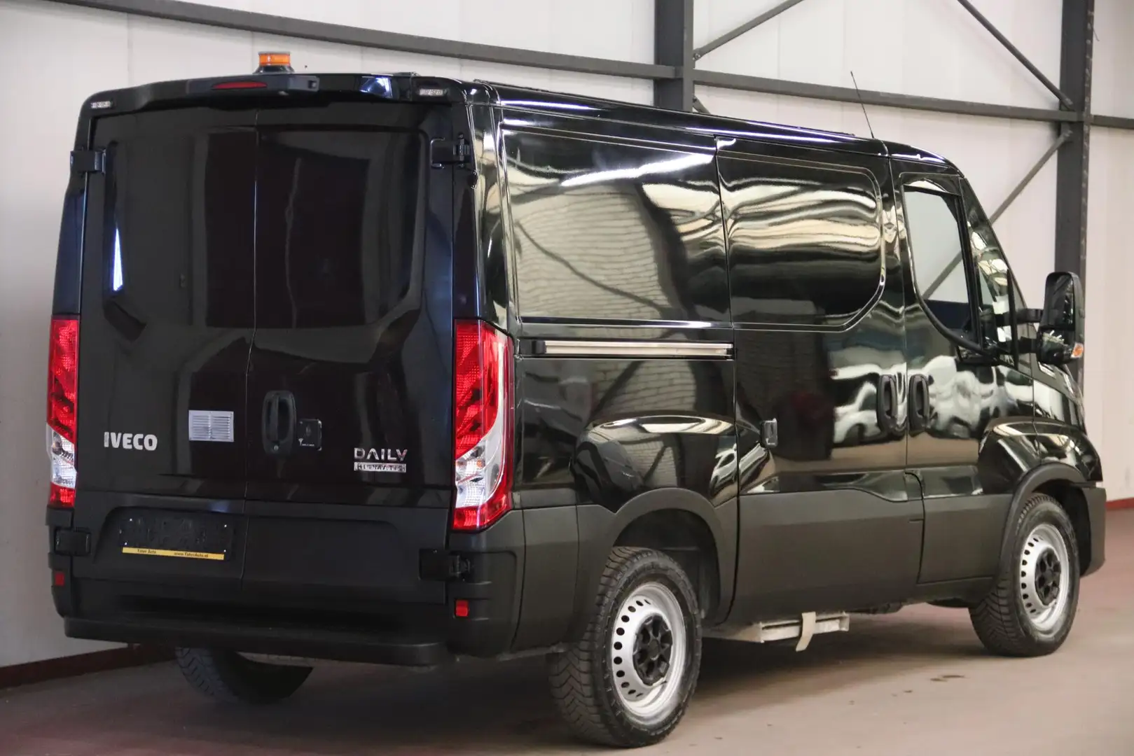 Iveco Daily 35C16 2.3 160PK L1H1 AUTOMAAT Schwarz - 2