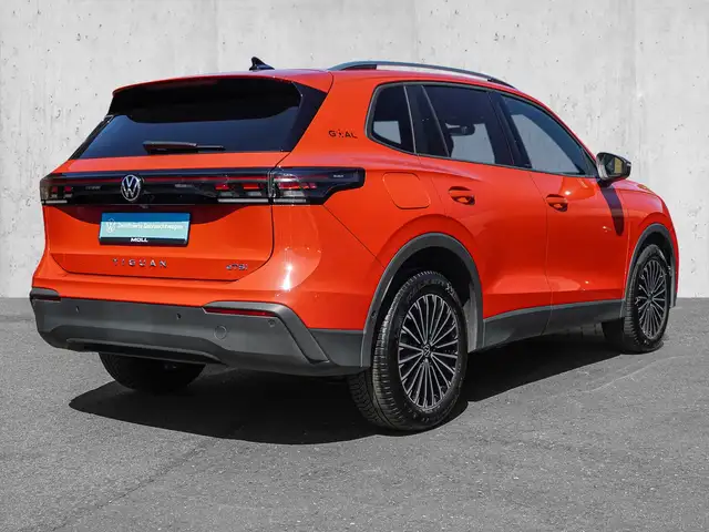 Volkswagen Tiguan view 4