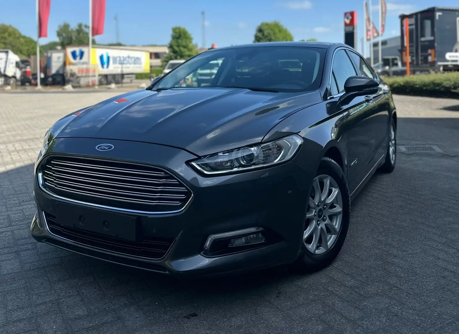 Ford Mondeo Mondeo 2.0  Turnier Aut. Ghia Gris - 1