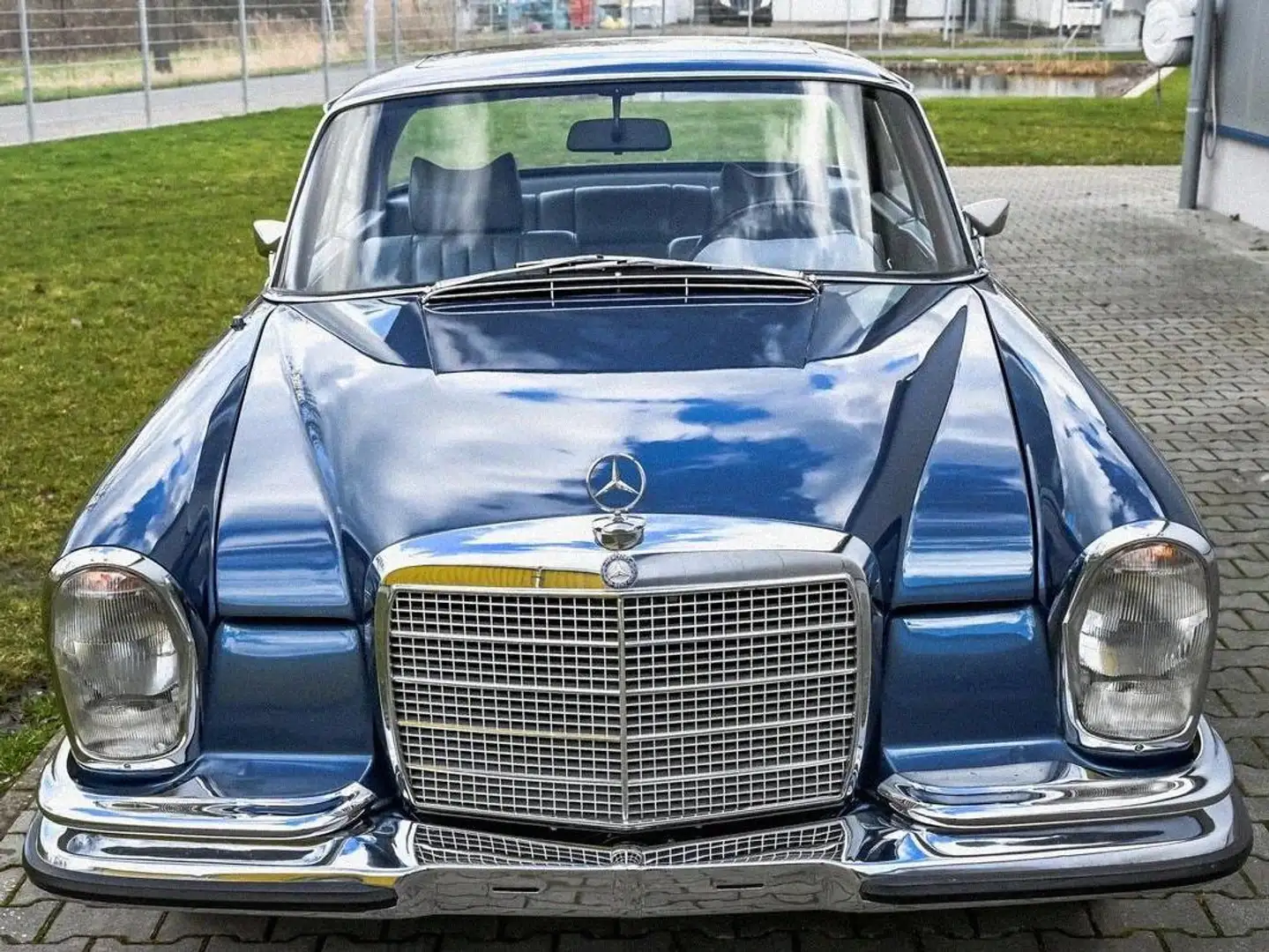 Mercedes-Benz 280 W111 280 SE 3.5 Blau - 2
