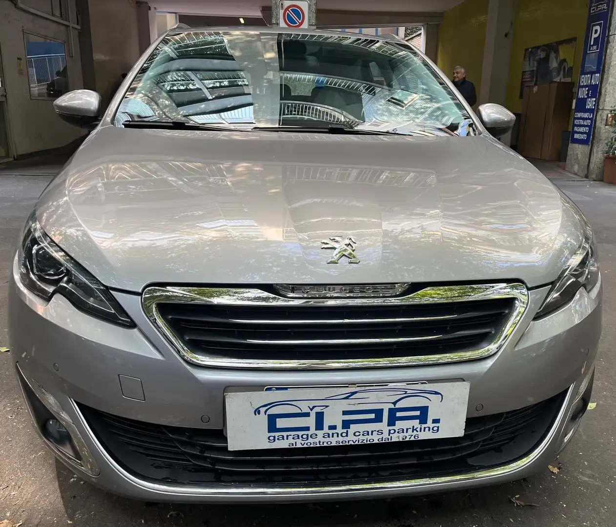 Peugeot 308 308 II  SW 1.2  turbo Active s Grau - 2