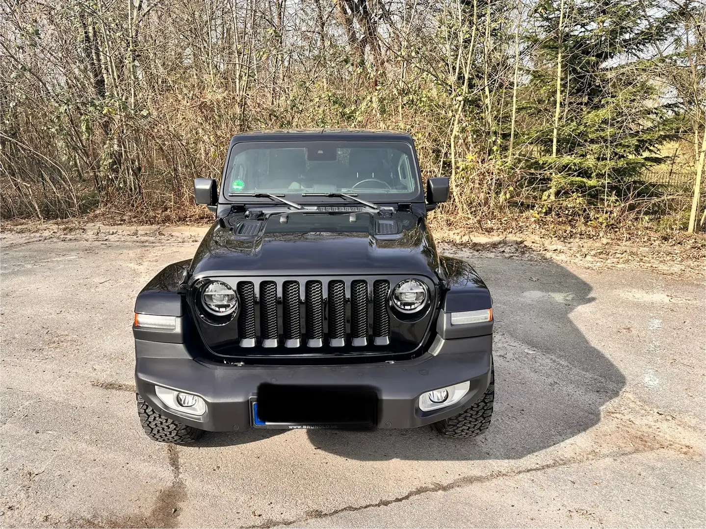 Jeep Wrangler Sahara Schwarz - 1