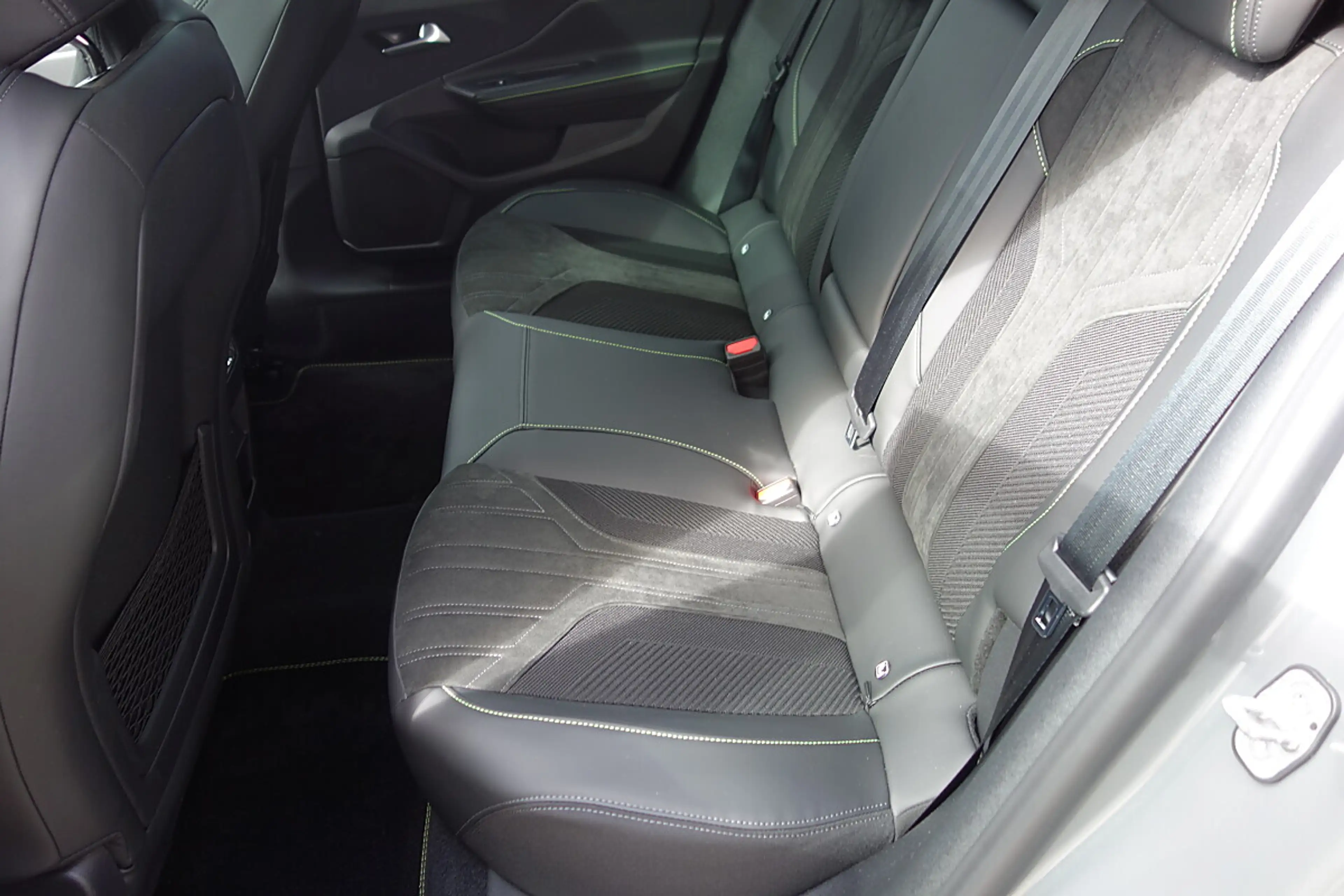 Peugeot 408 Hybrid 145 e-DCS6 GT — photo 9