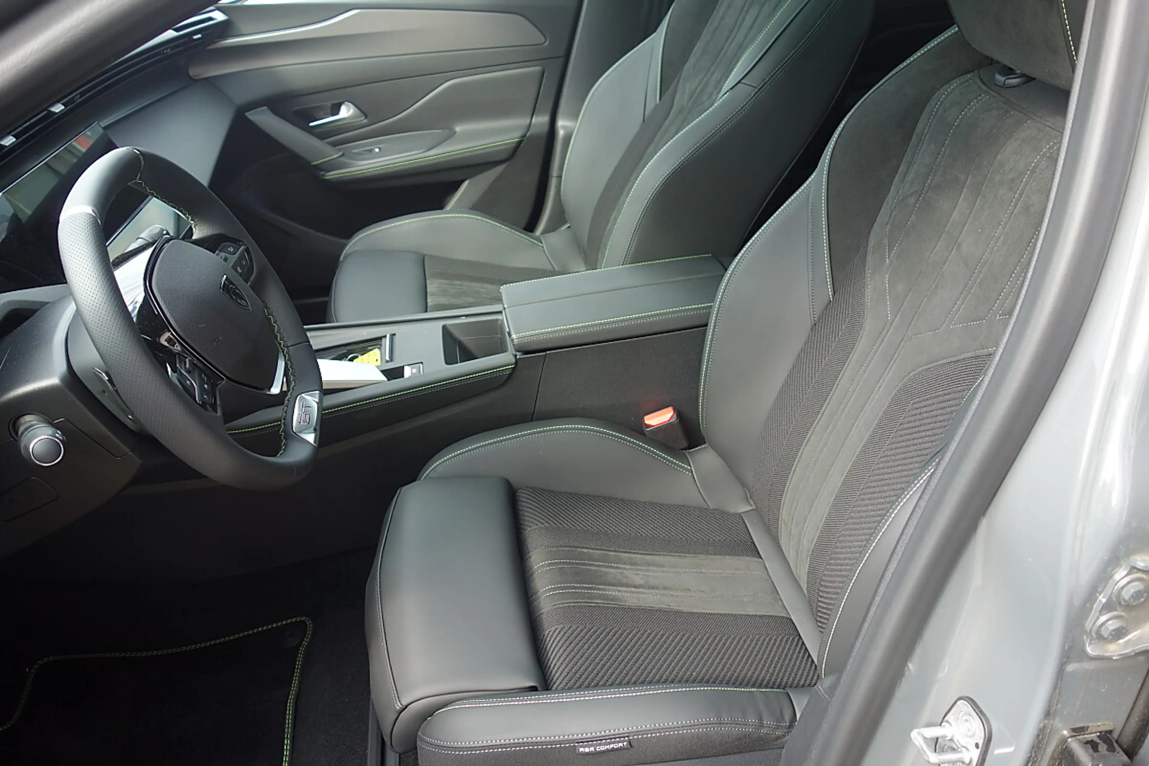 Peugeot 408 Hybrid 145 e-DCS6 GT — photo 12