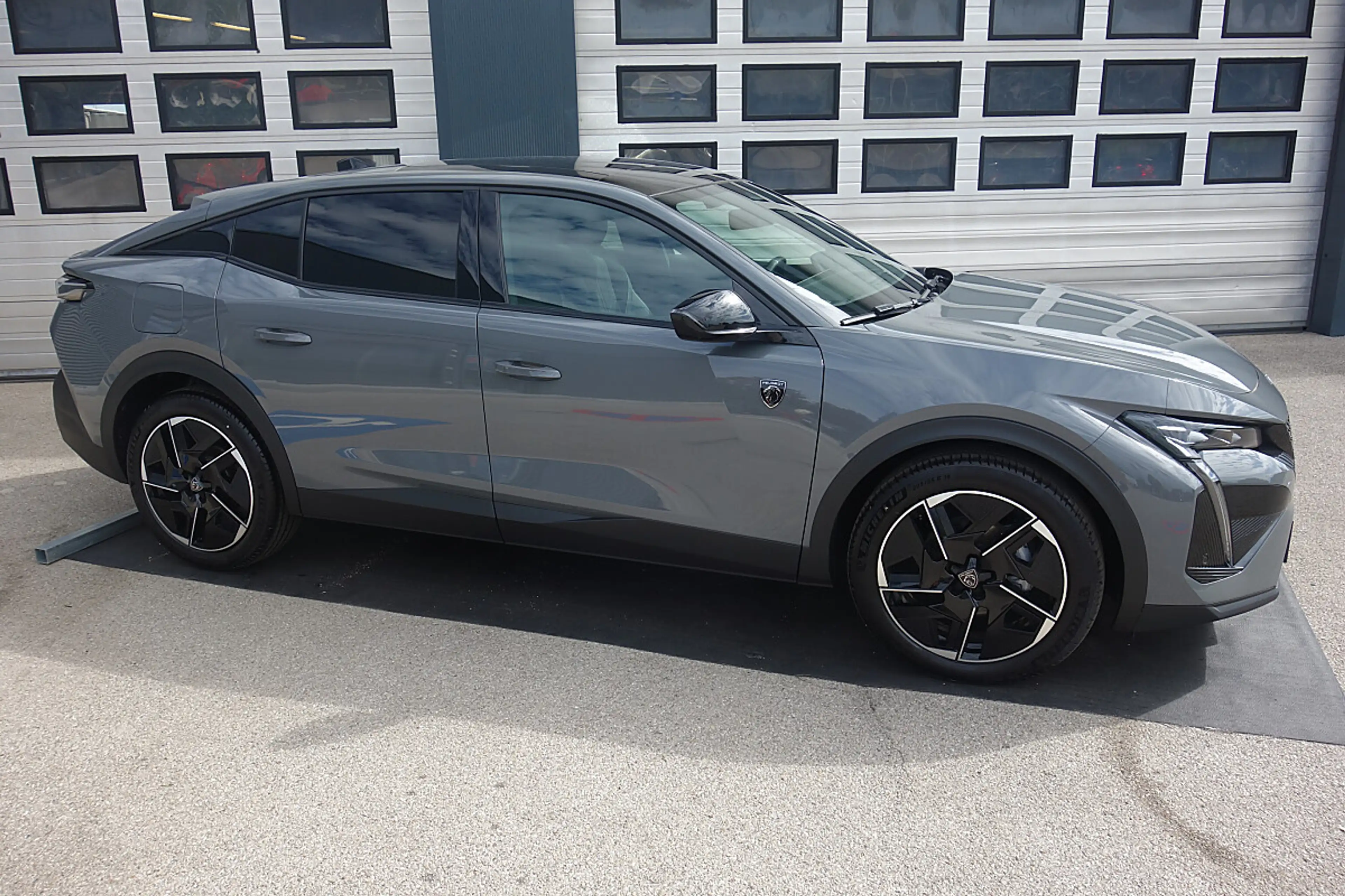 Peugeot 408 Hybrid 145 e-DCS6 GT — photo 4