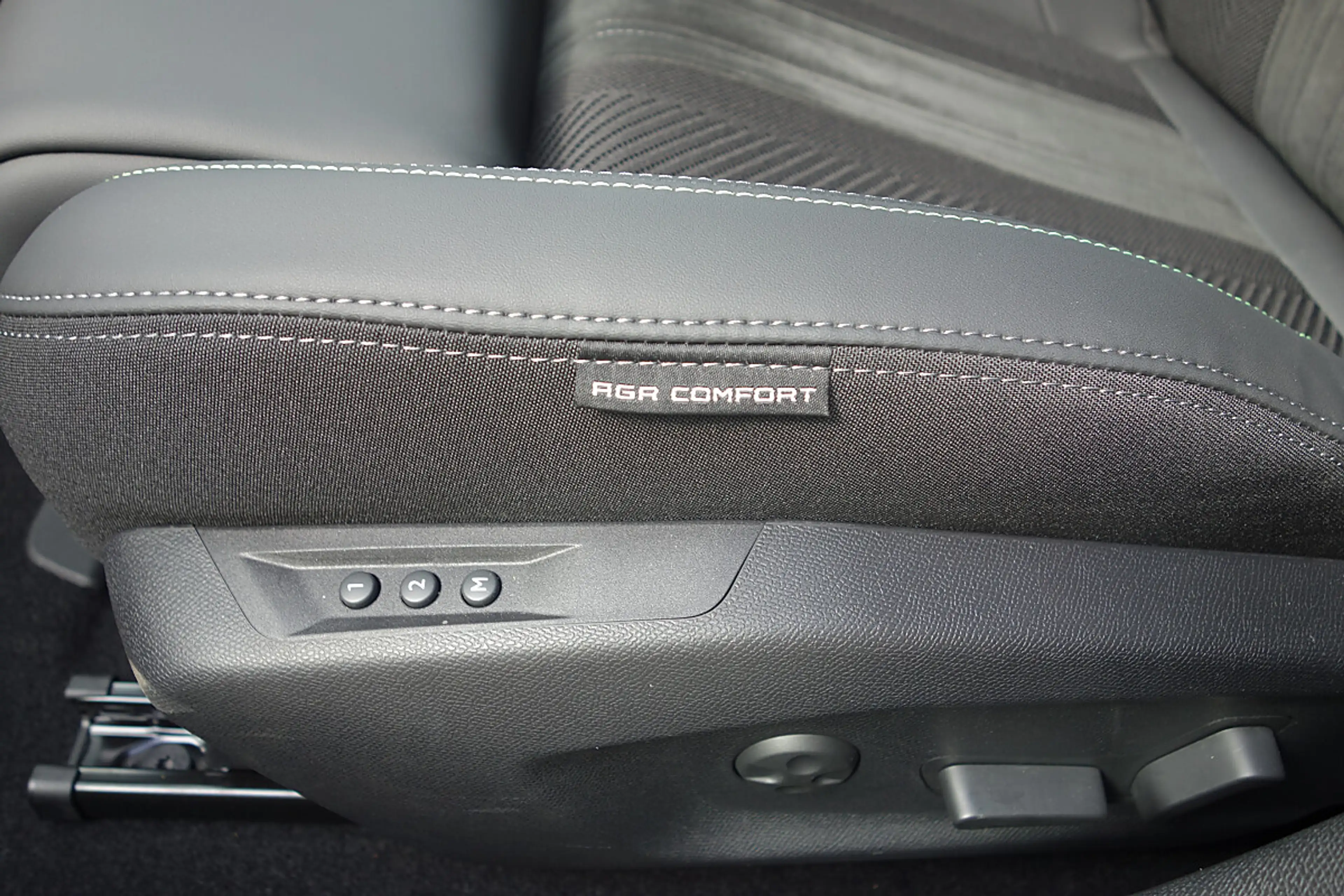 Peugeot 408 Hybrid 145 e-DCS6 GT — photo 13