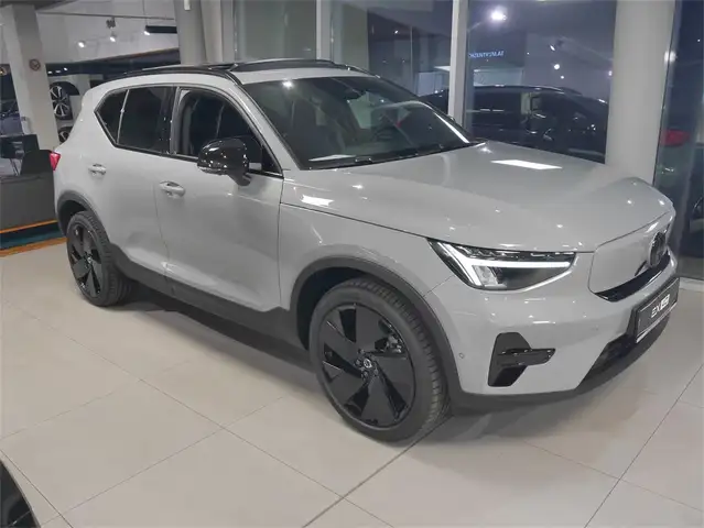 Volvo EX40 Extended Range Plus Black Edition