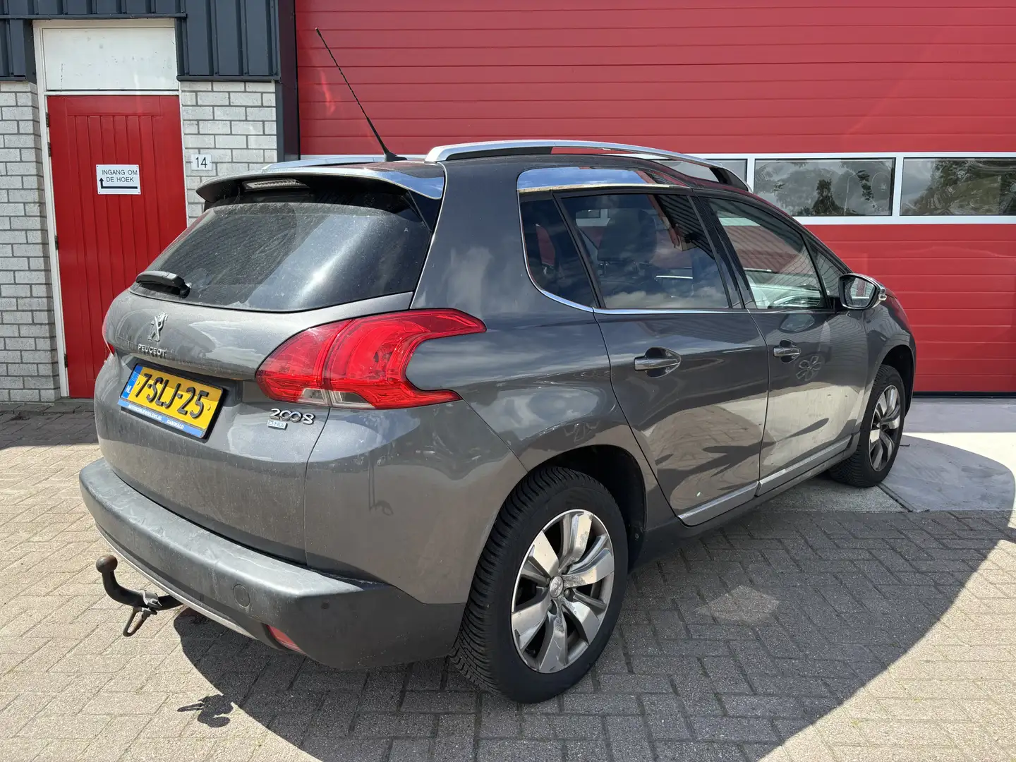 Peugeot 2008 1.6 e-HDi Allure AUTOMAAT / TREKHAAK / PANORAMADAK Grijs - 2