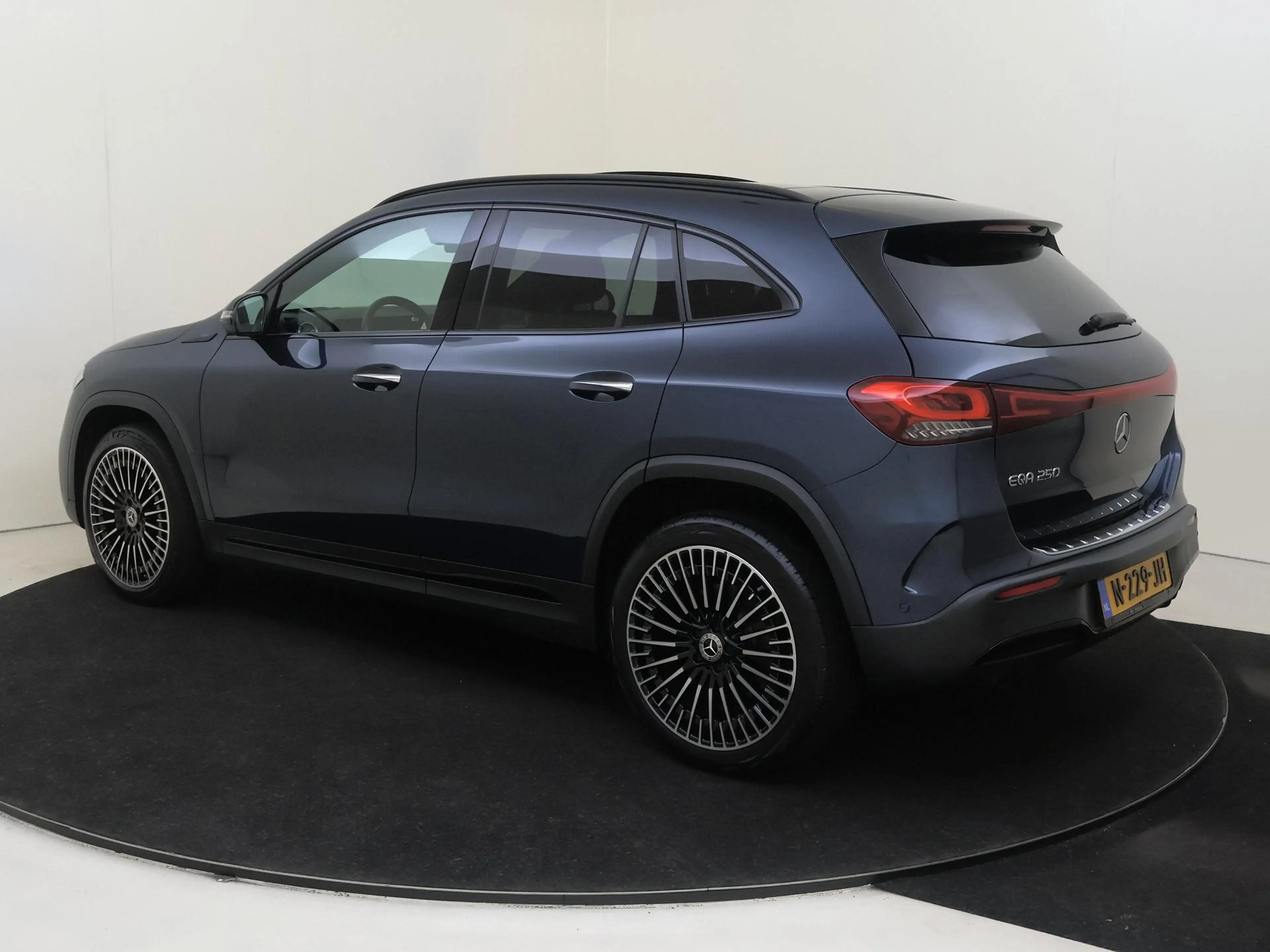 Mercedes-Benz EQA 250 Business Solution AMG 67 kWh — photo 3