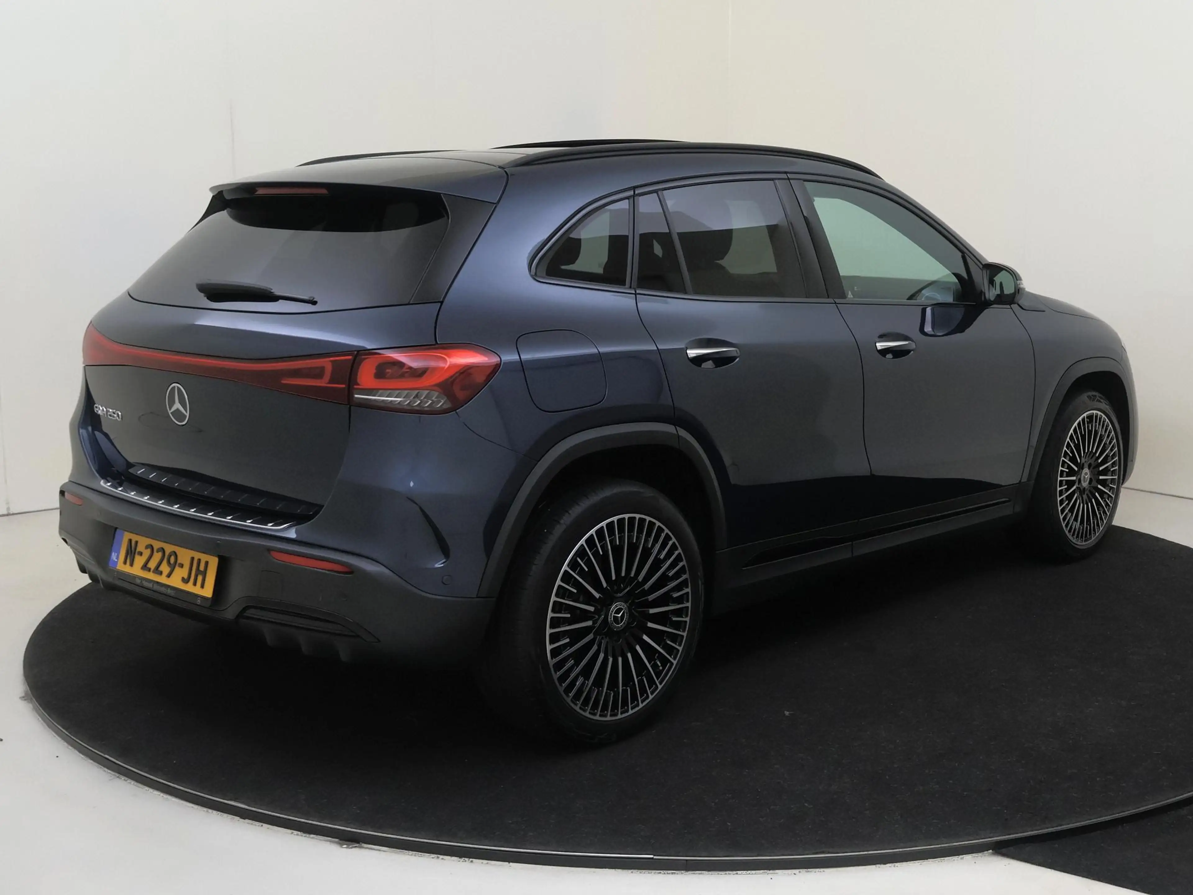 Mercedes-Benz EQA 250 Business Solution AMG 67 kWh — photo 4