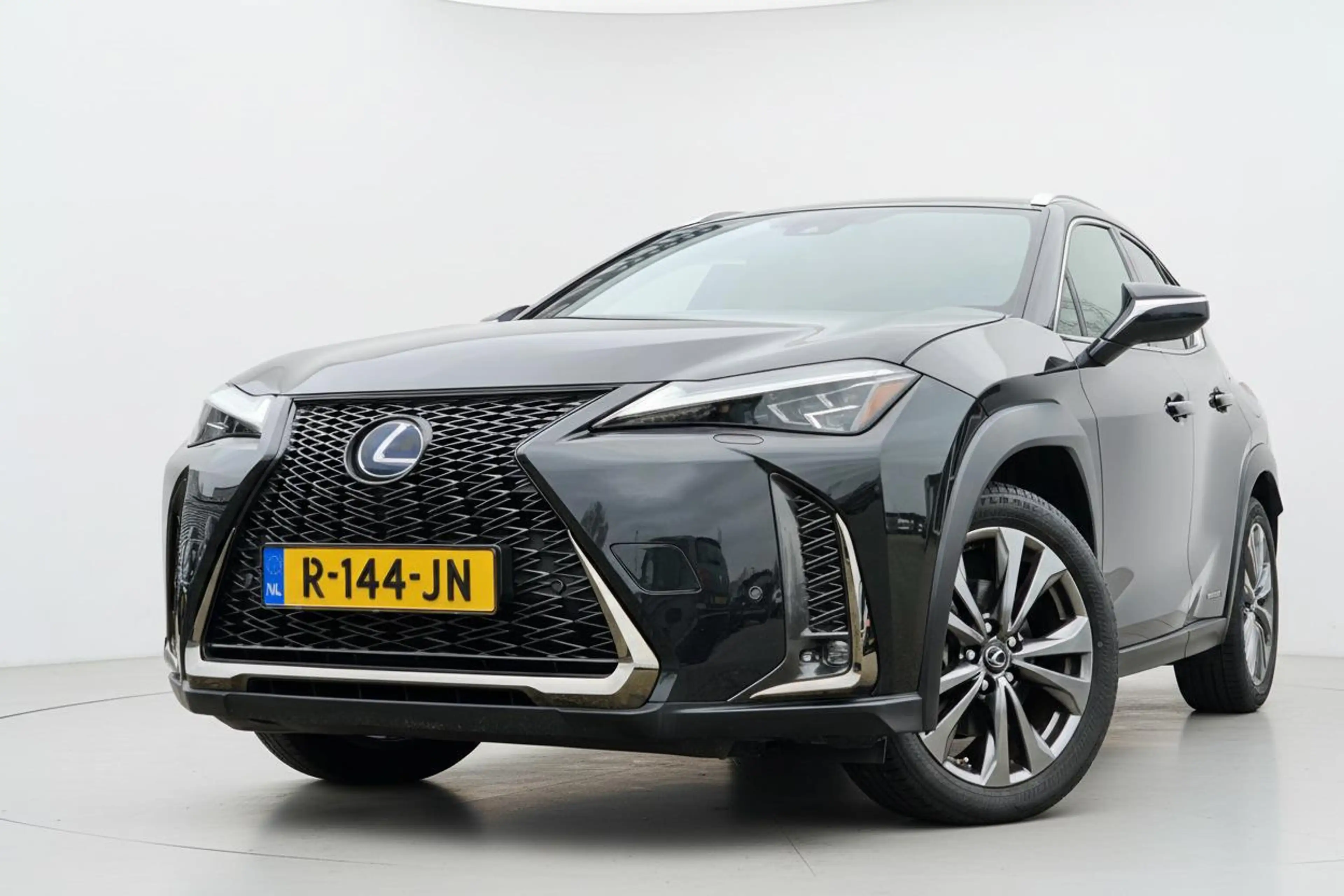 Lexus UX 250h F Sport Line ADAP CRUISE NAV CAMERA — photo 2