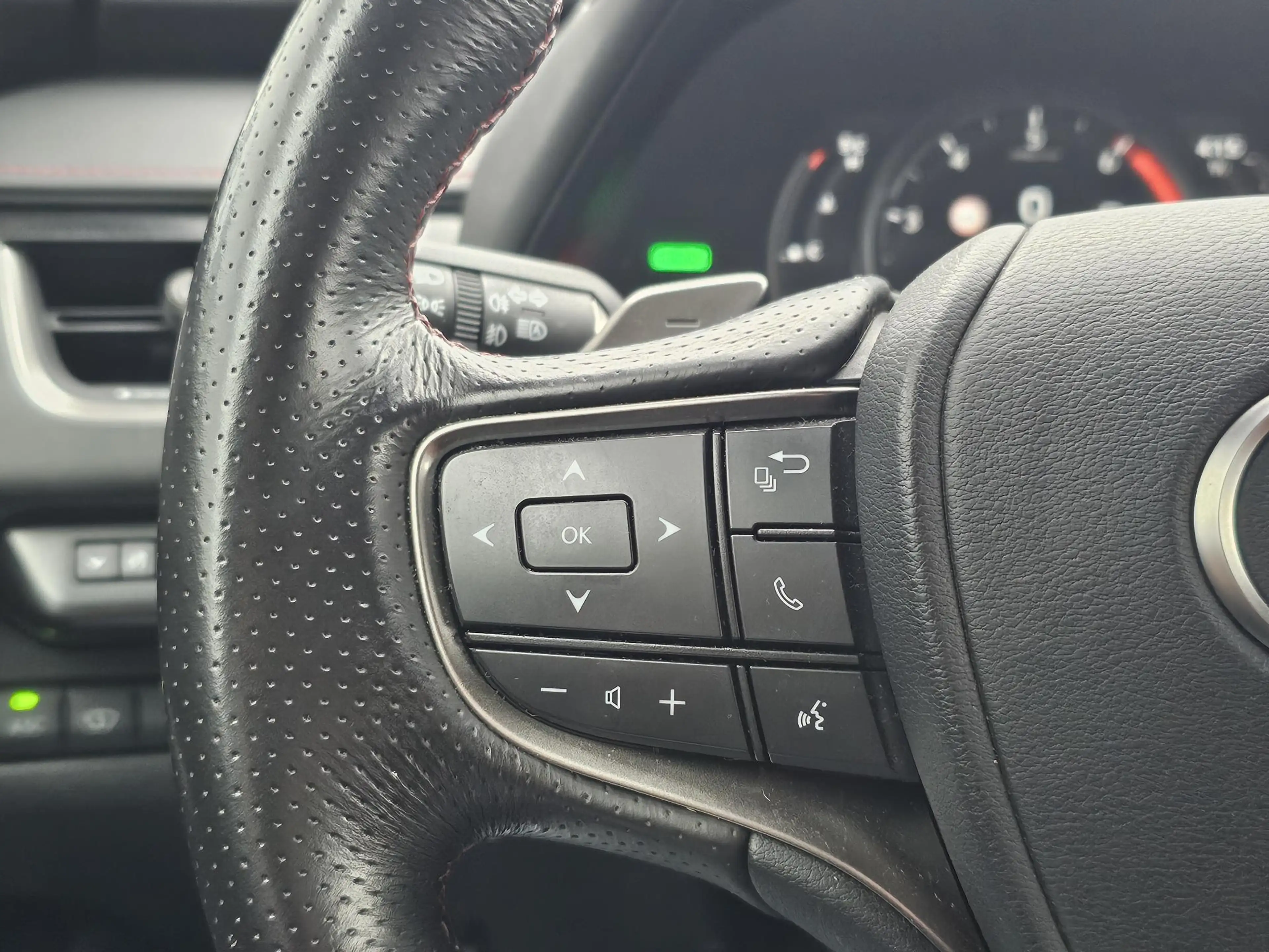 Lexus UX 250h F Sport Line ADAP CRUISE NAV CAMERA — photo 12