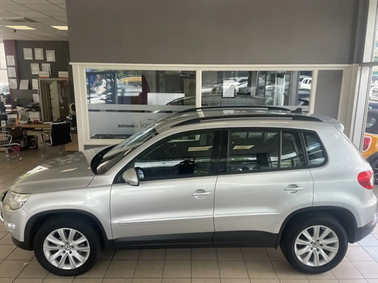 Volkswagen Tiguan 2.0 TDI Track&Field 1. Hand 4 Motion Auto Silber - 2