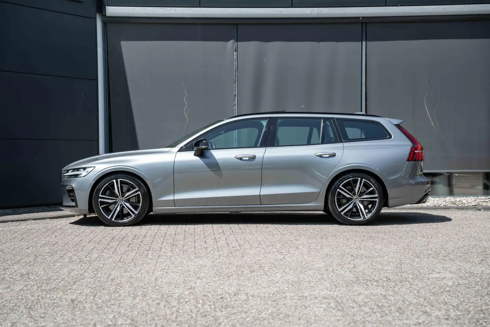 Volvo V60 T5 Automaat R-Design | Panoramadak| Head up Displa Grijs - 2