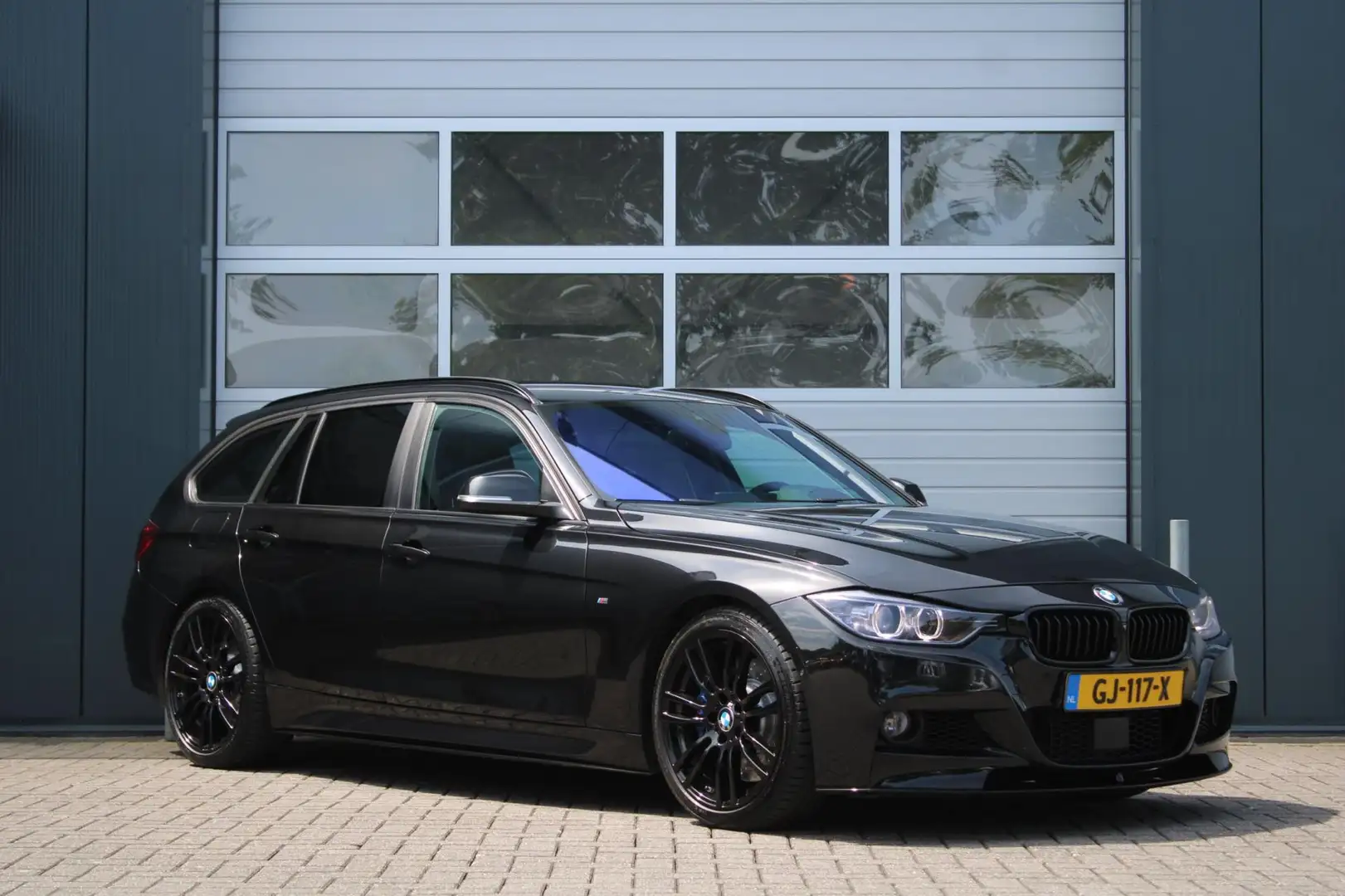 BMW 330 3-serie Touring 330d High Executive M-Sport 259pk Чорний - 1