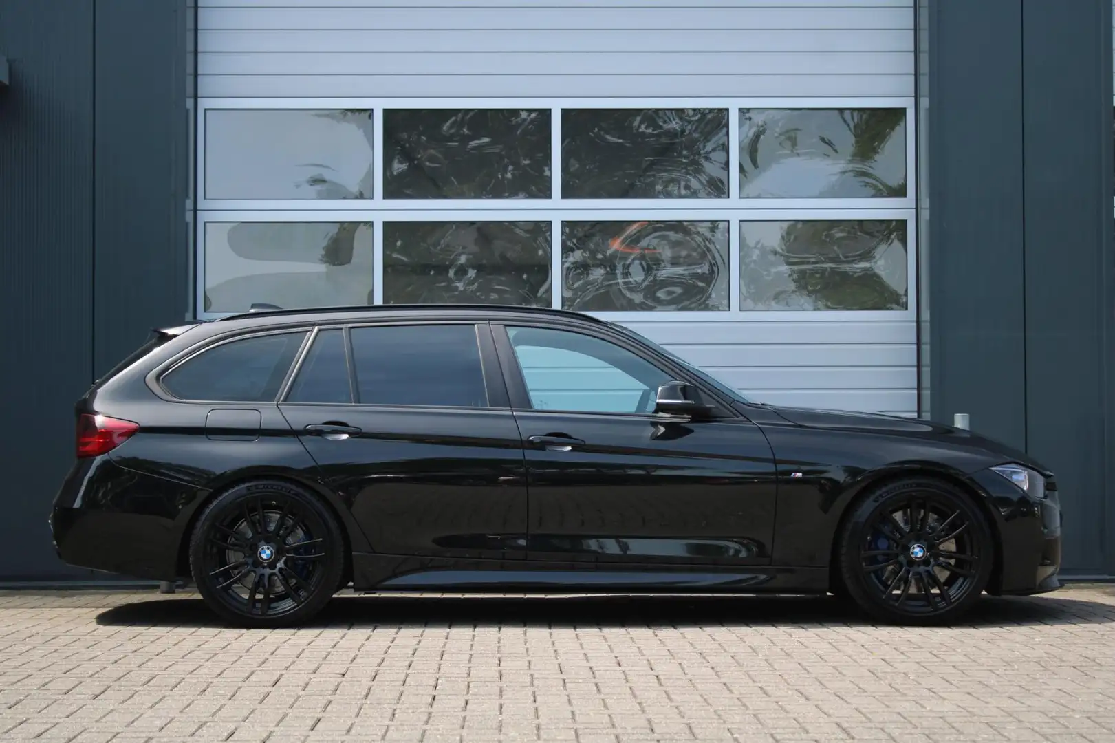 BMW 330 3-serie Touring 330d High Executive M-Sport 259pk Чорний - 2