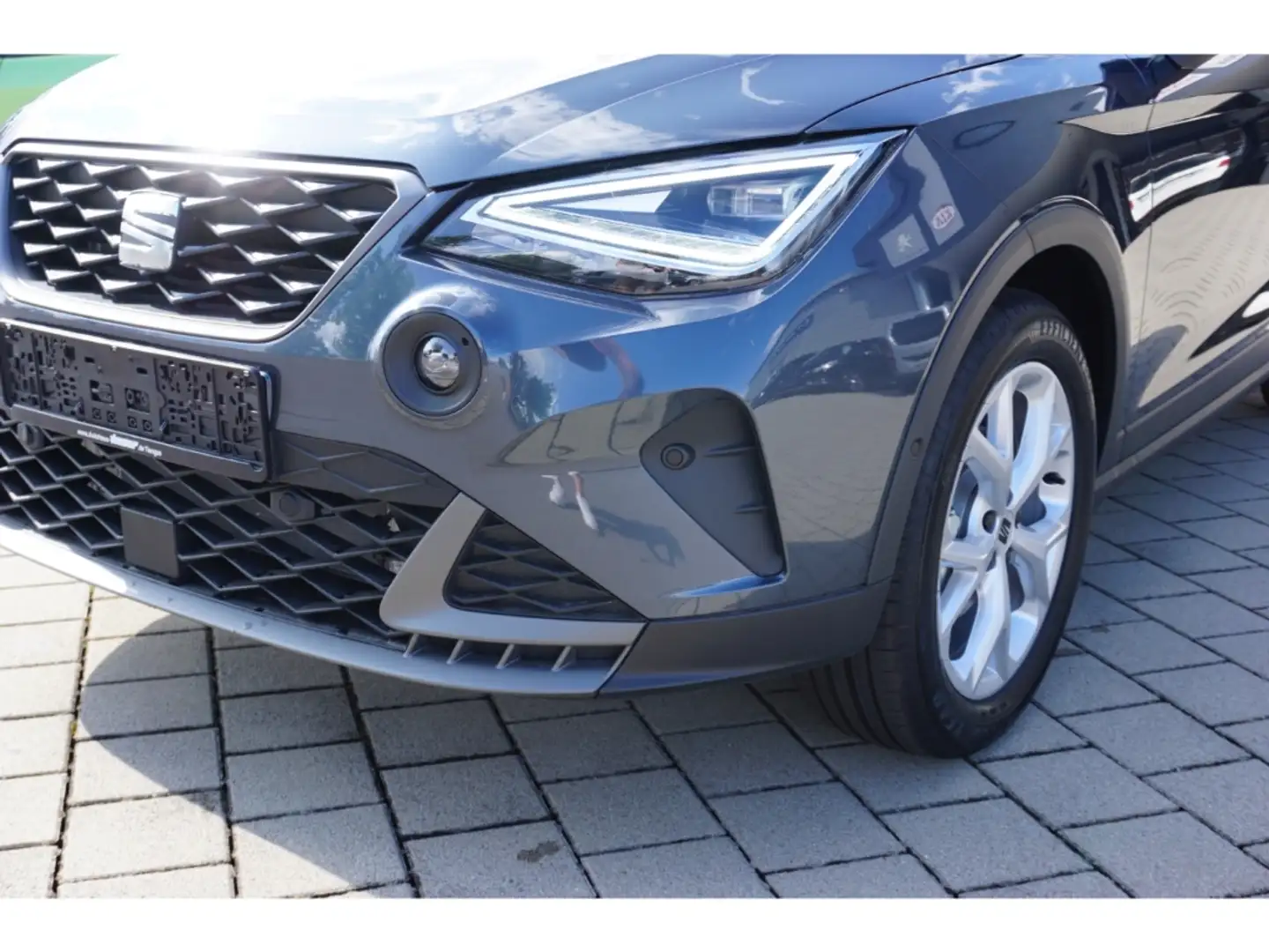 SEAT Arona 1.5 TSI FR DSG Navi LED Vision Plus Beats 17'' Kes Grau - 2