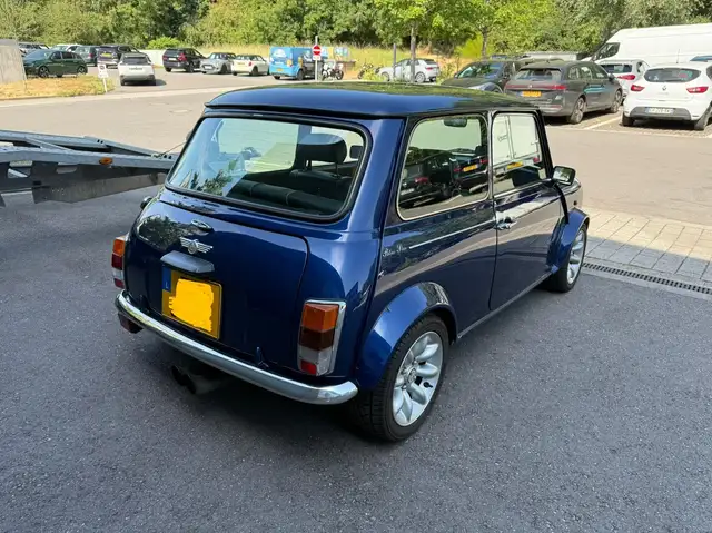 Mini Hatch view 6