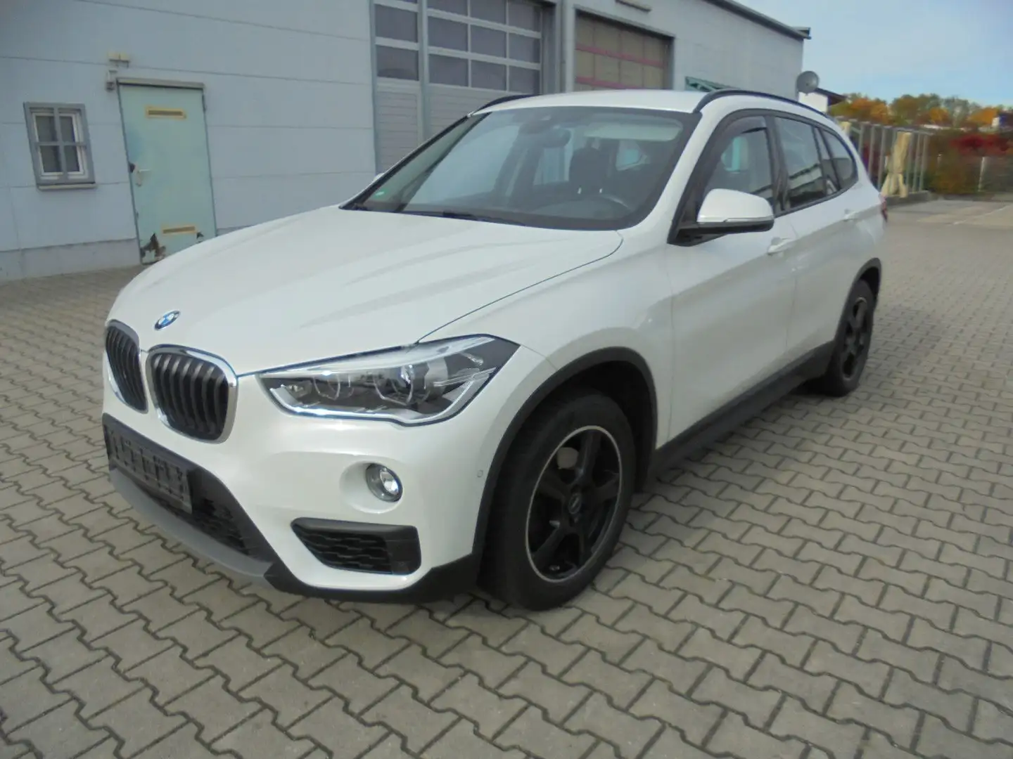 BMW X1 Baureihe X1 sDrive 18 d Navi LED AHK Weiß - 2