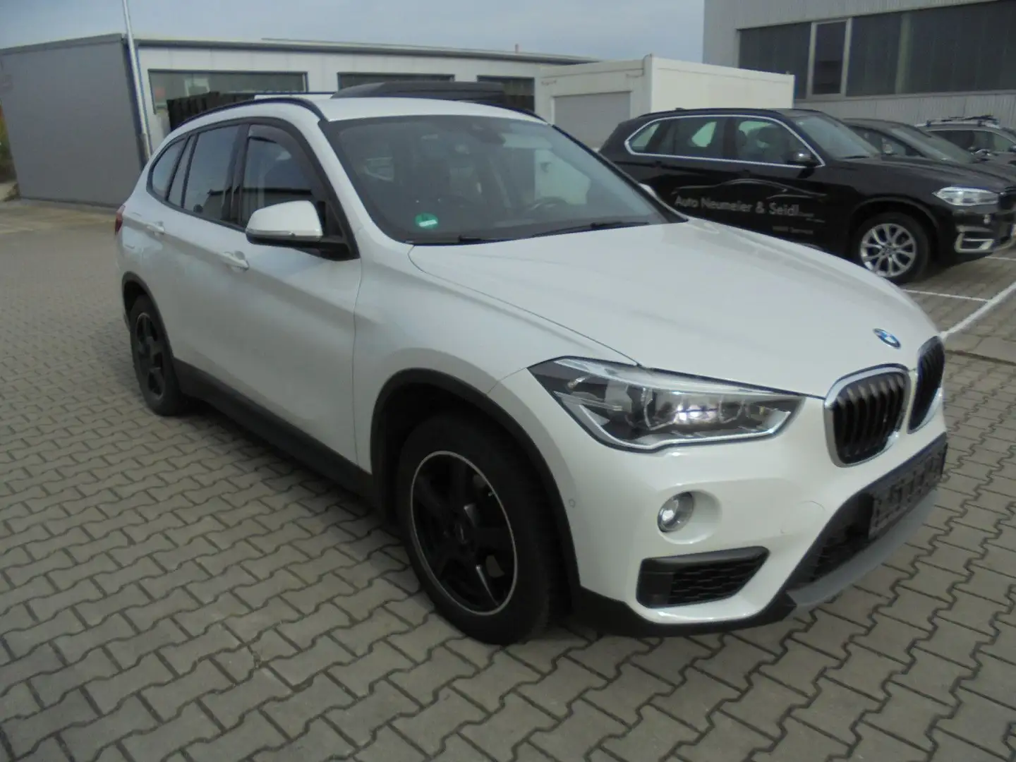 BMW X1 Baureihe X1 sDrive 18 d Navi LED AHK Weiß - 1