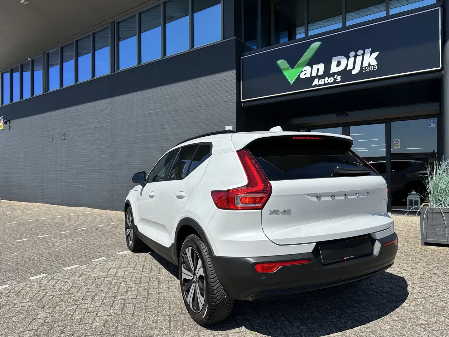 Volvo XC40 1.5 T4 Plug-in hybrid Ultimate Dark Wit - 2