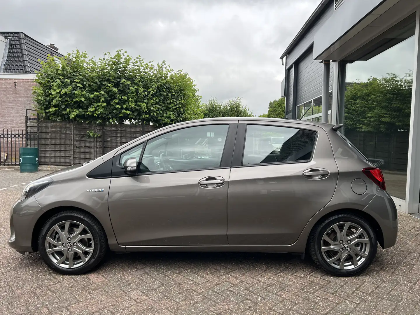 Toyota Yaris 1.5 Hybrid Dynamic Trekhaak, Camera, Cruise, Navi Gris - 2