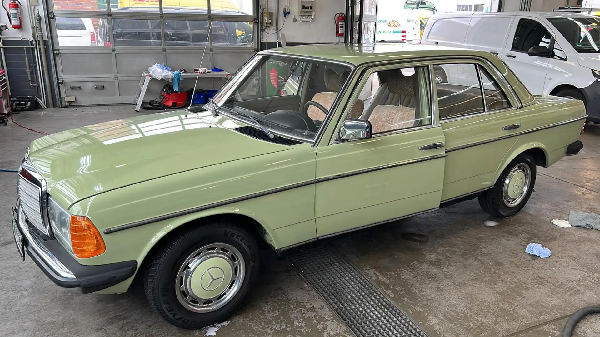 Mercedes-Benz 240 W123 Verde - 1
