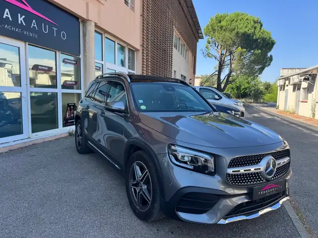 Mercedes-Benz GLB view 3