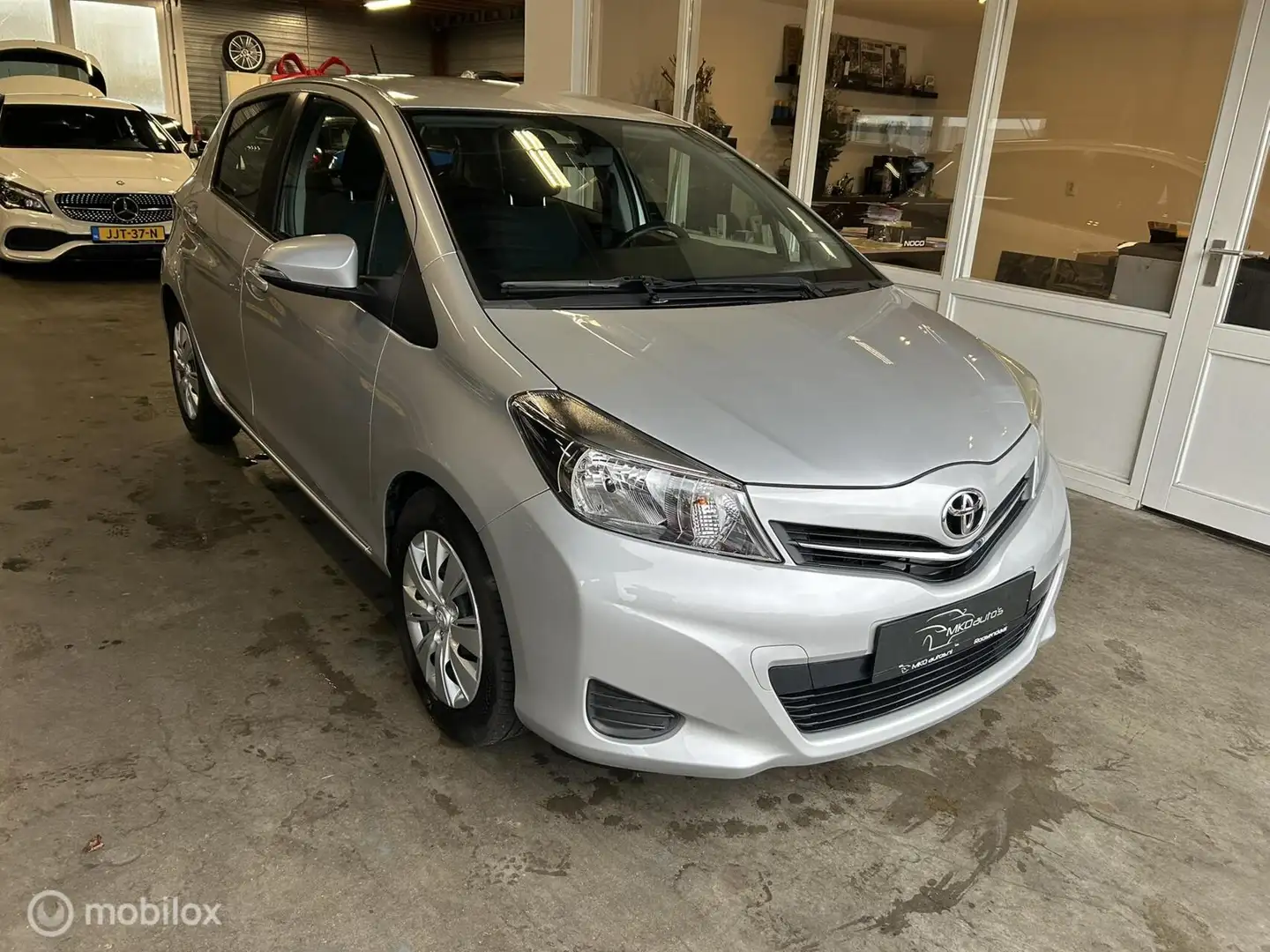 Toyota Yaris 1.3 VVT-i Dynamic AUTOMAAT / 27.184 ECHTE KM!! / N Zilver - 2