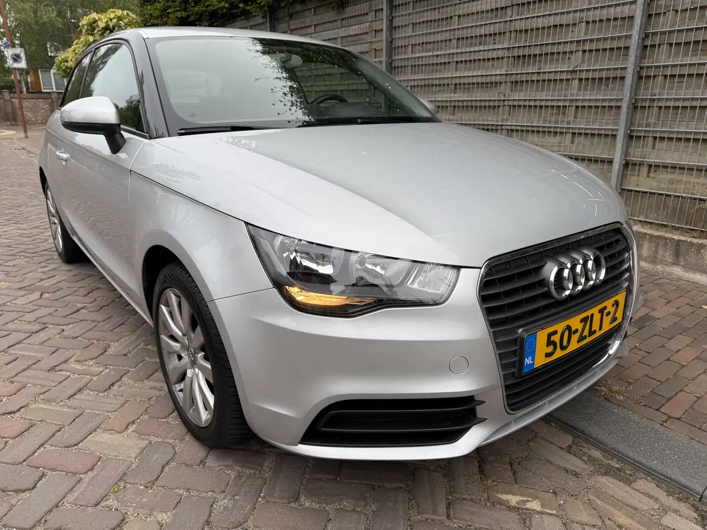 Audi A1 1.2 TFSI Connect Grijs - 2