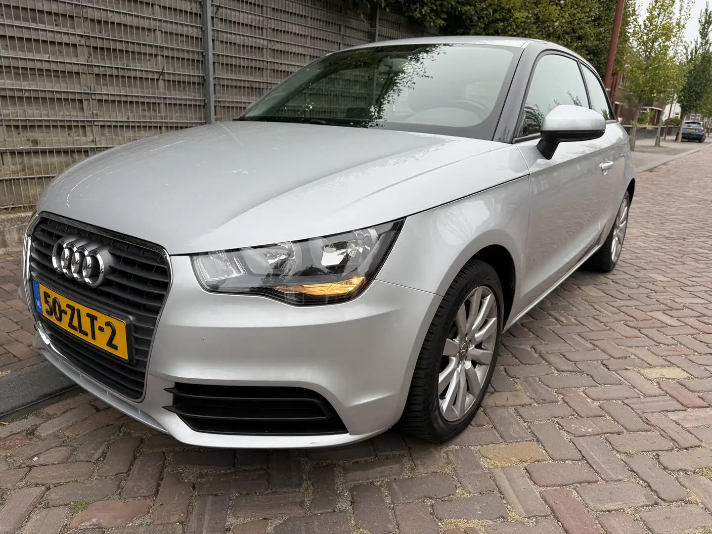 Audi A1 1.2 TFSI Connect Grijs - 1