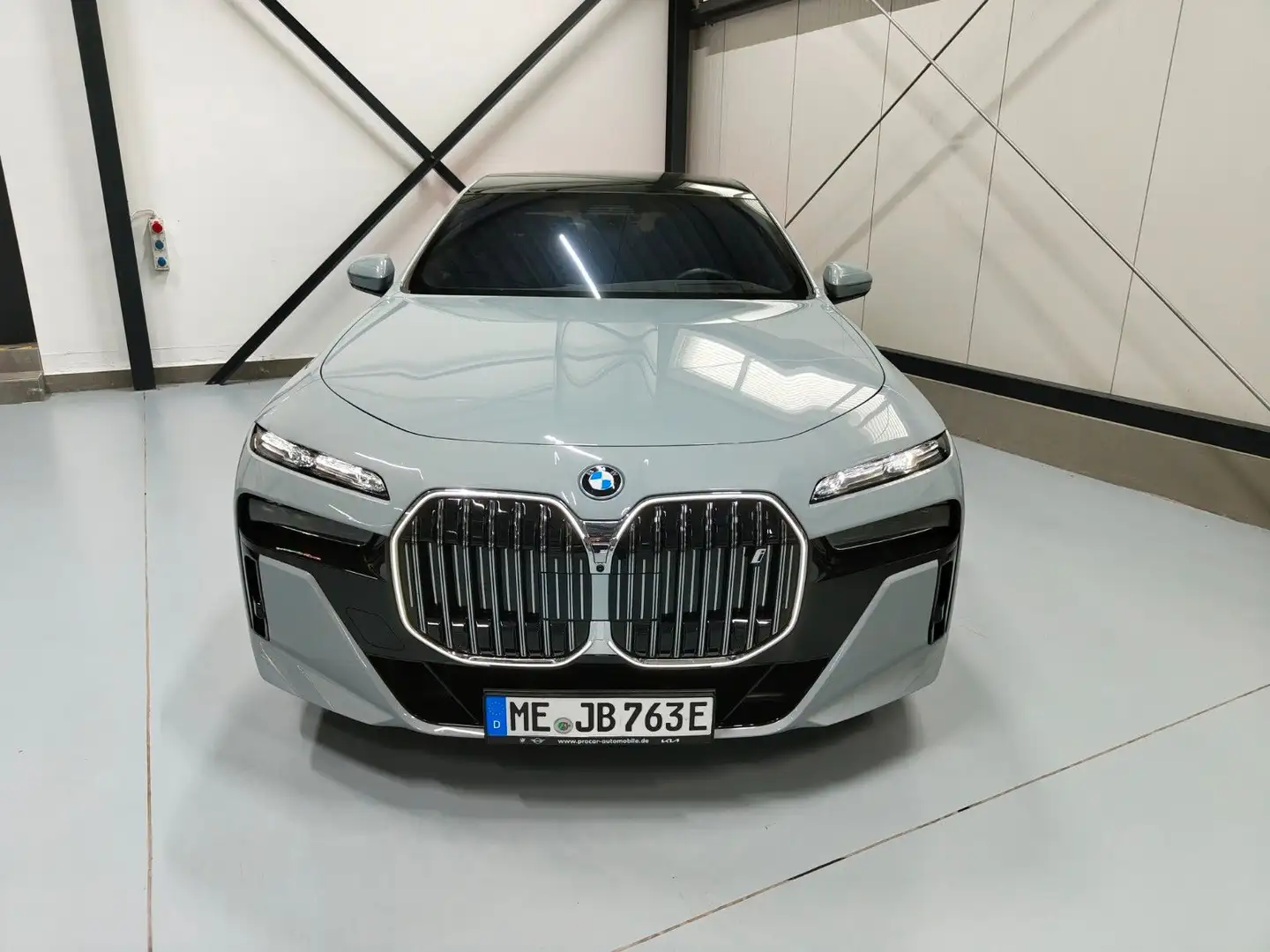 BMW i7 xDrive 60 M Sport InnovationsP. B&W SkyLounge Grau - 2