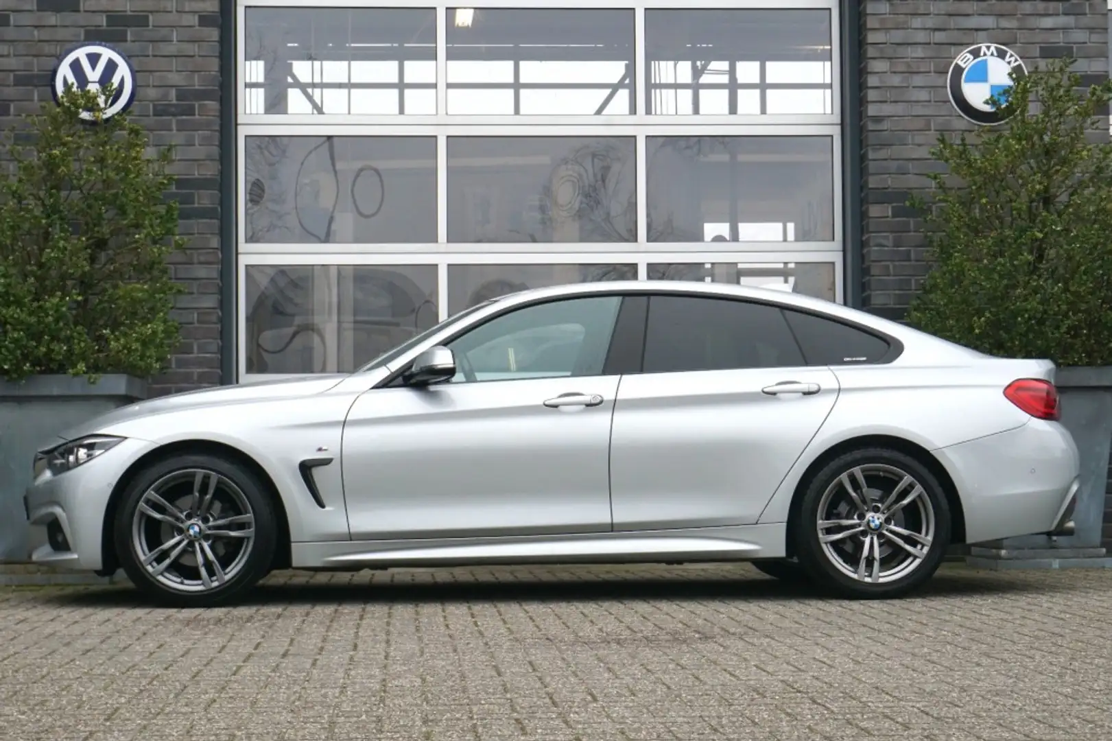 BMW 420 420I M-SPORT HIGH EXE. AUT. M-PAKKET LEDER - ORG. Grijs - 2