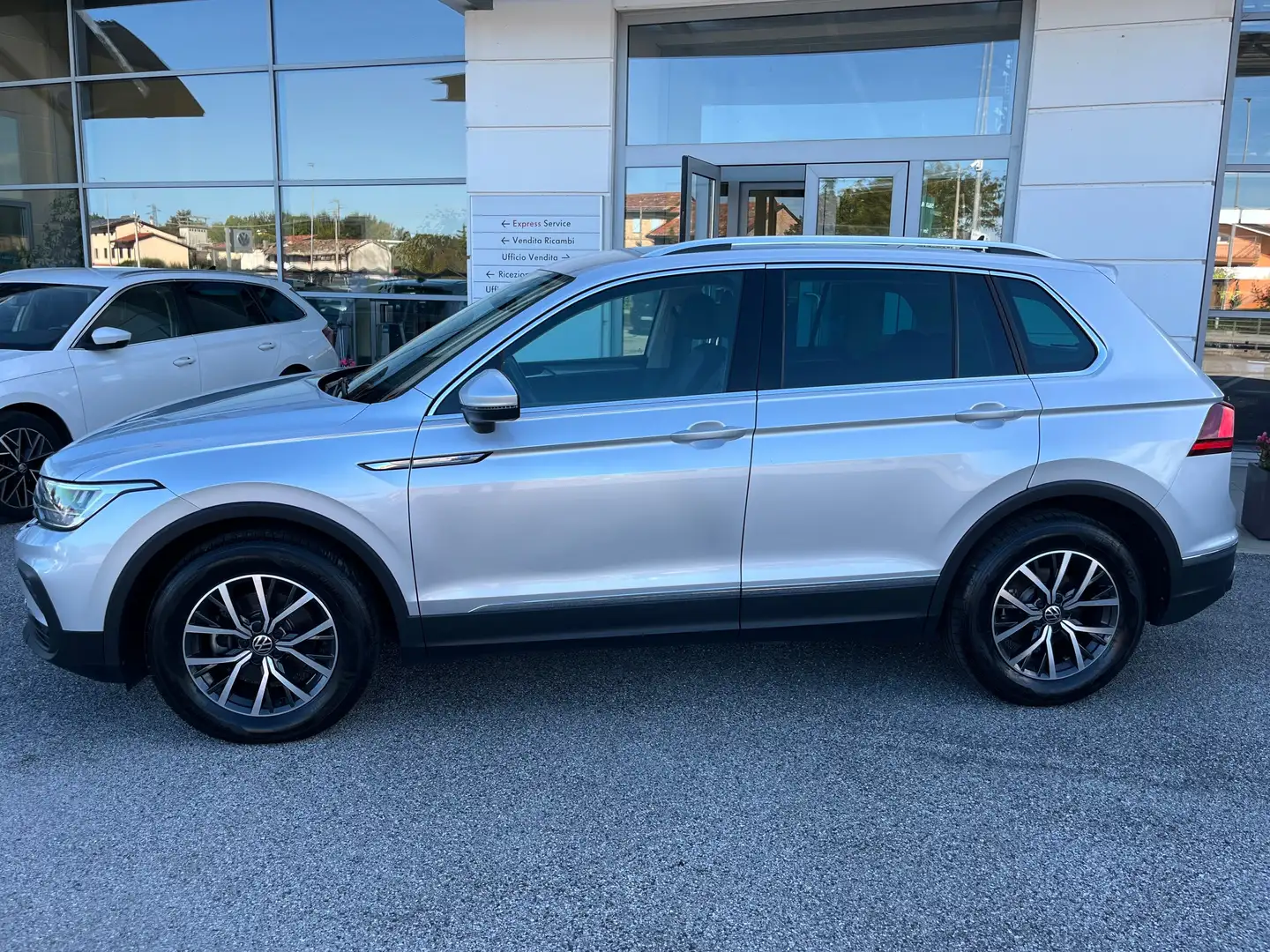 Volkswagen Tiguan Tiguan II 2021 2.0 tdi Life 150cv dsg Argento - 2