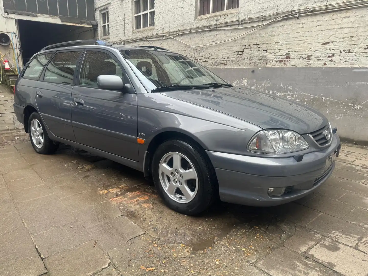 Toyota Avensis 1.8 Combi Style Gris - 2