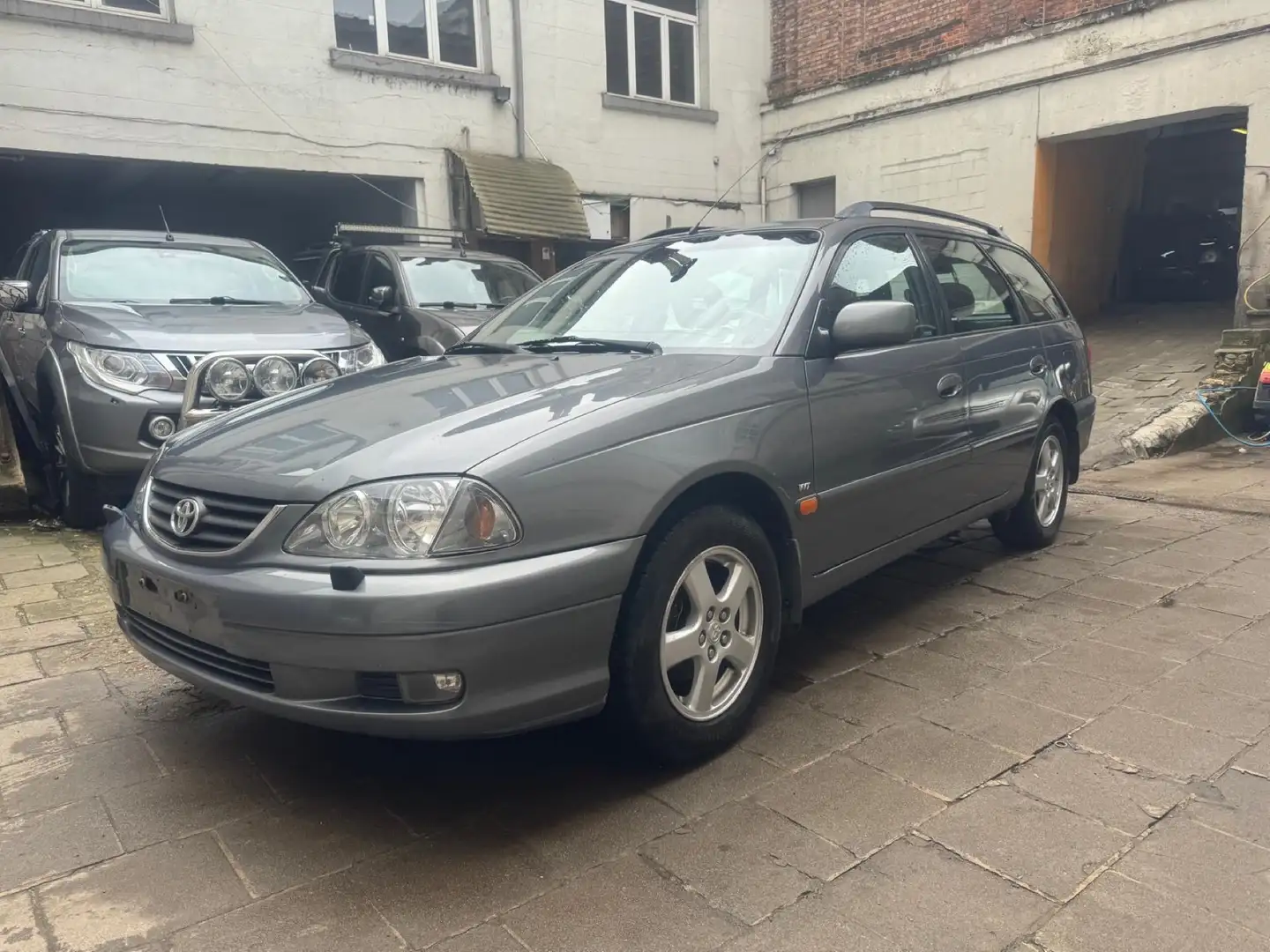 Toyota Avensis 1.8 Combi Style Gris - 1