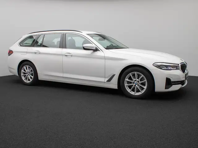 BMW 5 Series view 4