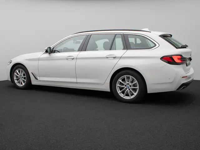 BMW 5 Series view 10