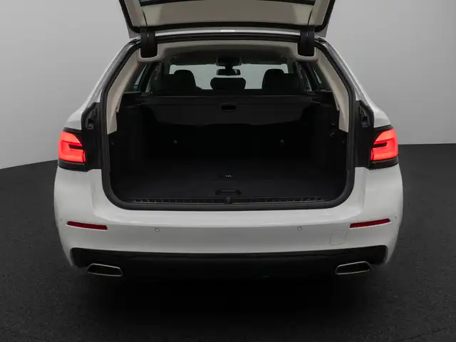 BMW 5 Series view 14