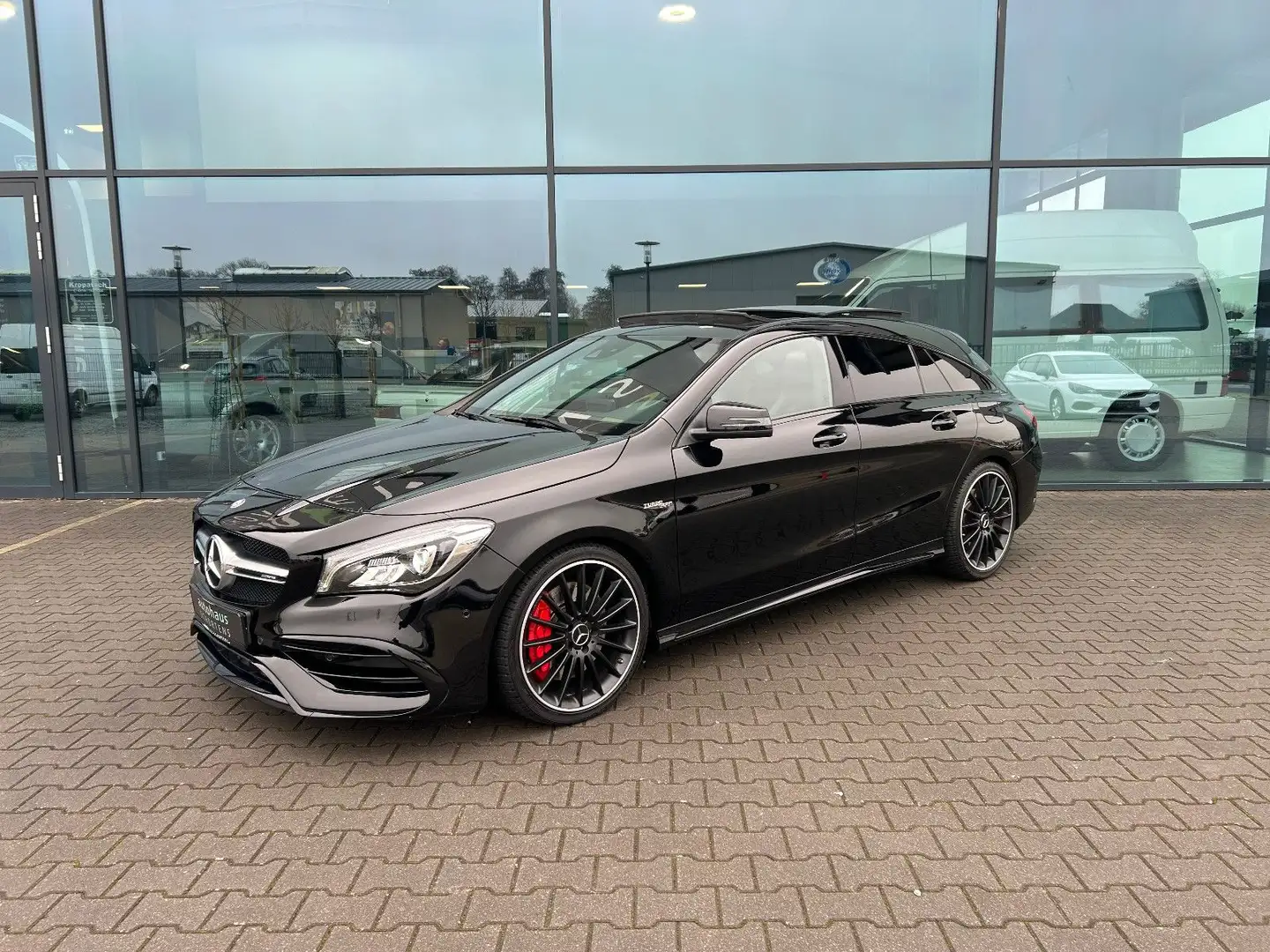 Mercedes-Benz CLA 45 AMG 4Matic Autom. Night LED Pano 19" Schwarz - 1