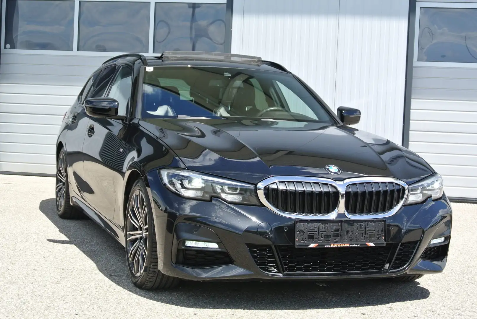 BMW 320 d Touring **M Sportpaket * LEDER * PANO * virt. CP Schwarz - 1