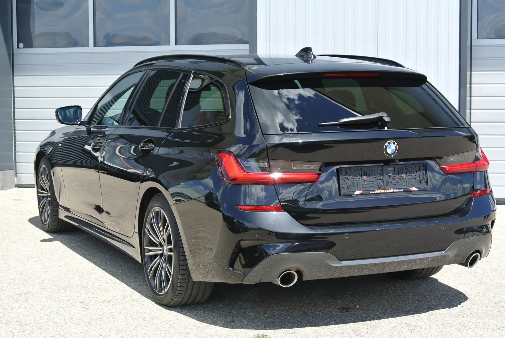 BMW 320 d Touring **M Sportpaket * LEDER * PANO * virt. CP Schwarz - 2