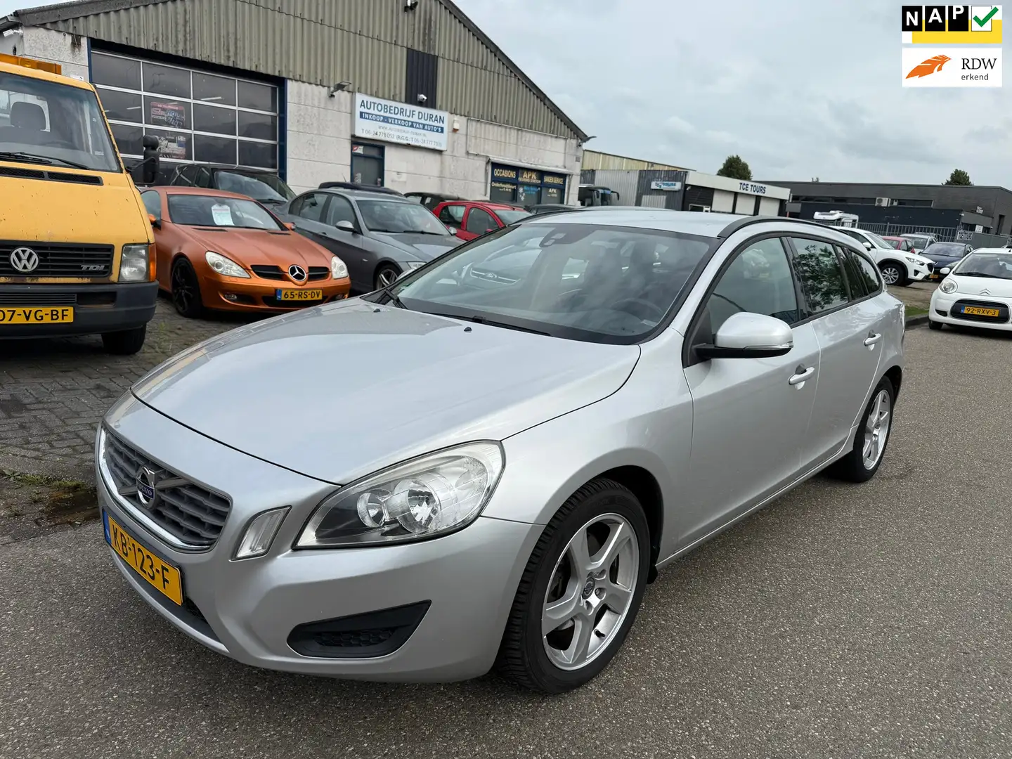 Volvo V60 1.6 D2 R-Design NAV.+ Clima Bj:2012 Grijs - 1