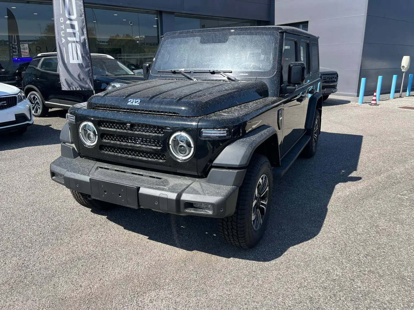 EMC 212 2.0 TDI 8AT 4WD Schwarz - 1