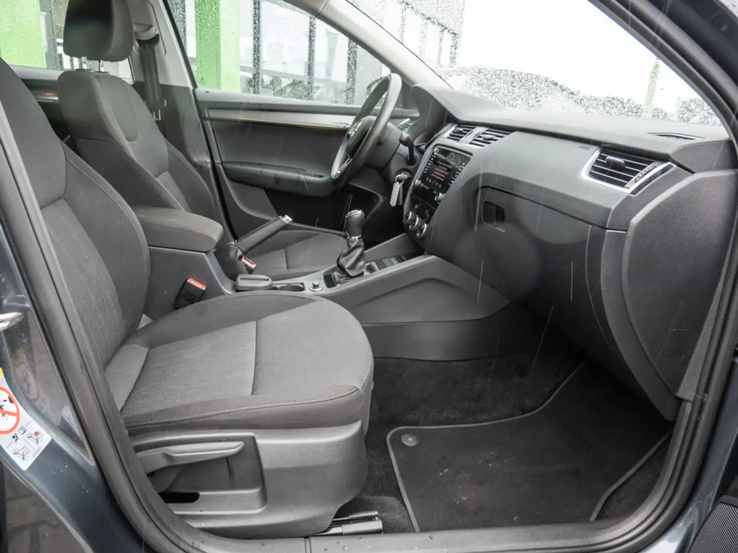 Skoda Octavia Combi 1.6 TDI Style PDC SHZ NAVI LED Grijs - 2