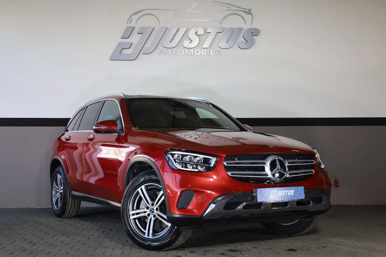 Mercedes-Benz GLC 300 4MATIC/360*/PANO/SHZ/AMBIE/TEMP/TOTW/R18 Rot - 1
