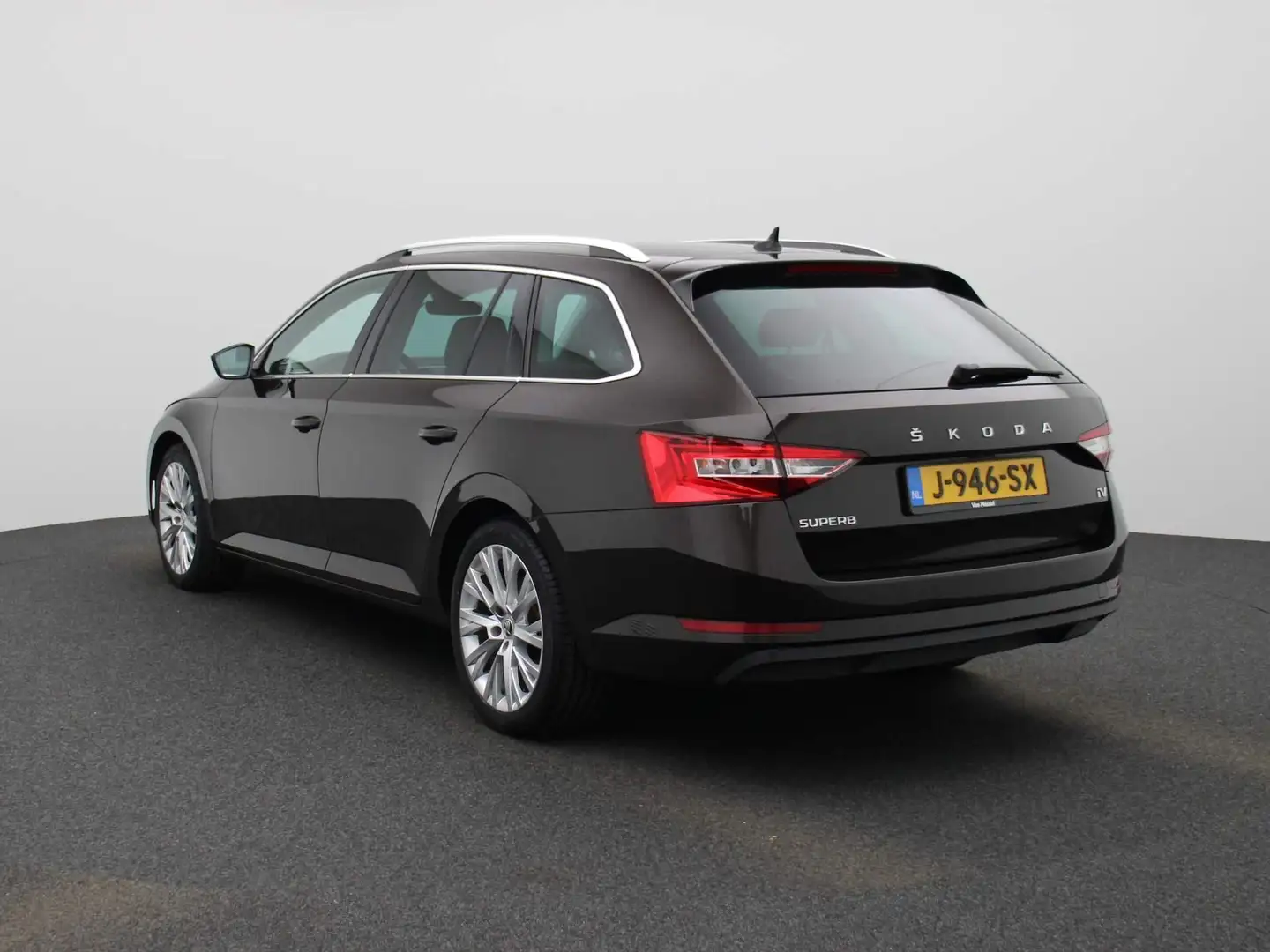 Skoda Superb Combi 1.4 TSI iV Business Edition Plus | HALF LEDE Bruin - 2
