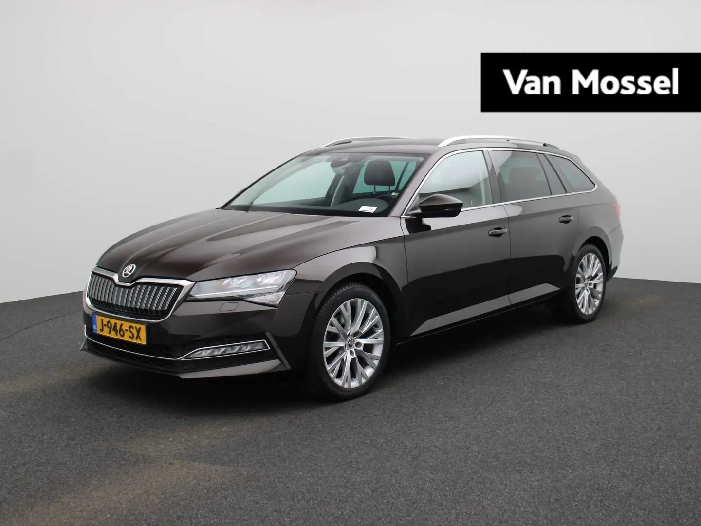 Skoda Superb Combi 1.4 TSI iV Business Edition Plus | HALF LEDE Bruin - 1